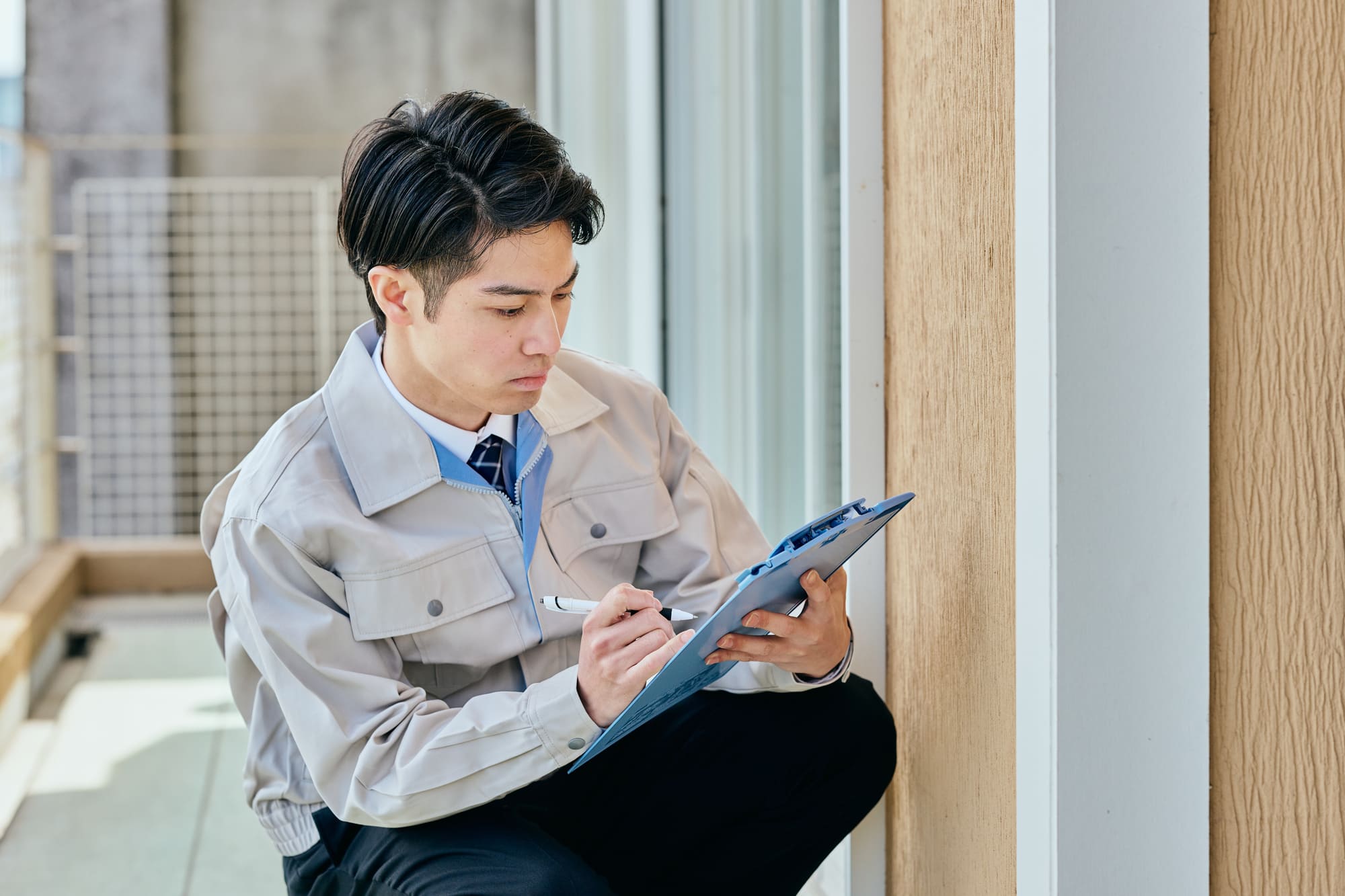 修繕のための点検をする業者