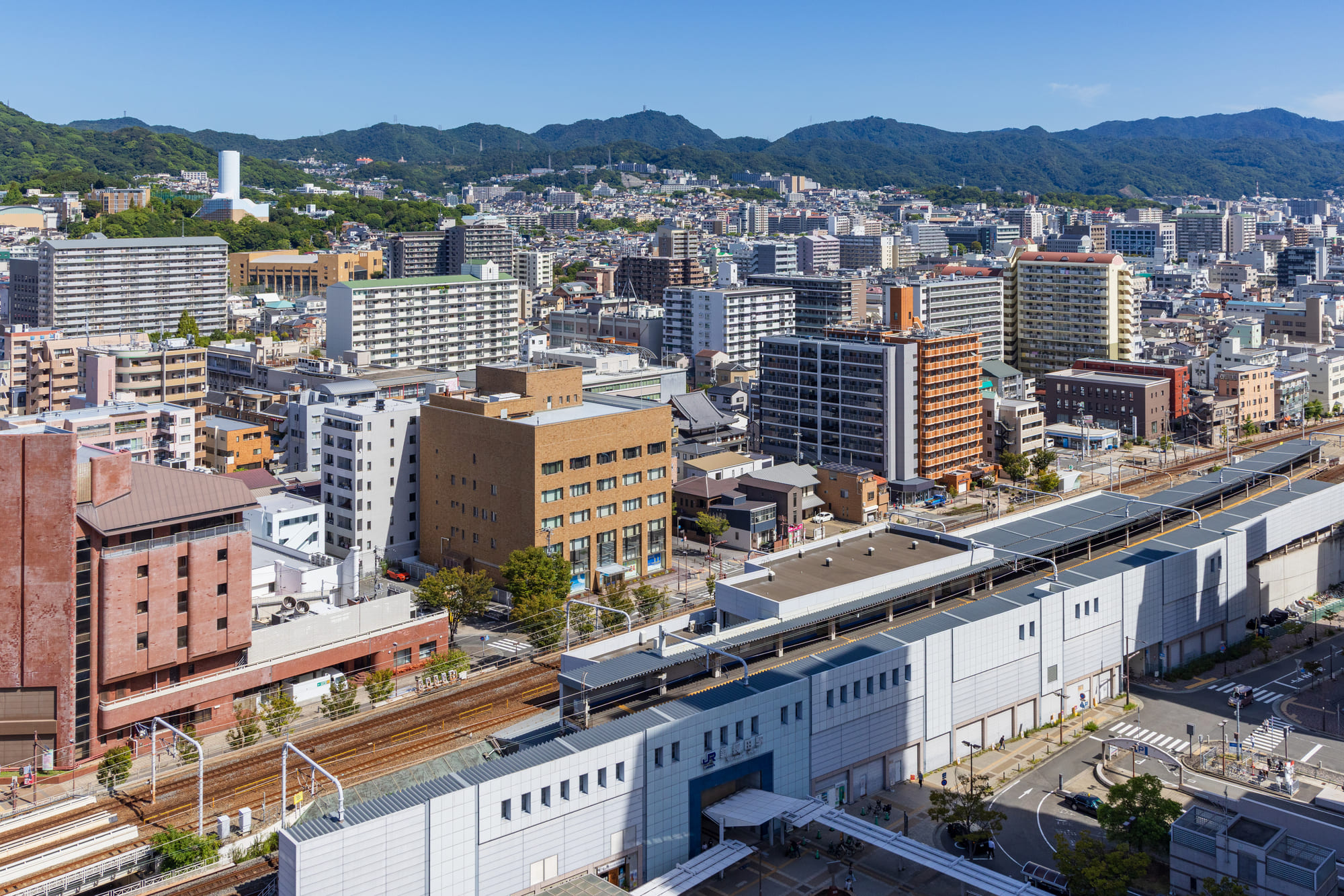 兵庫区の駅沿いの風景